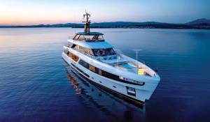 Charter Motor Yacht 