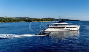 Charter Motor Yacht 