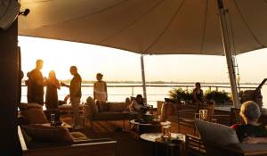 Charter Motor Yacht 