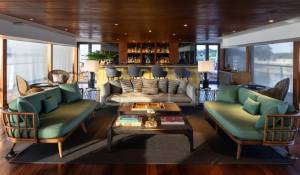 Charter Motor Yacht 