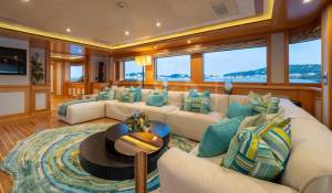 Charter Motor Yacht 