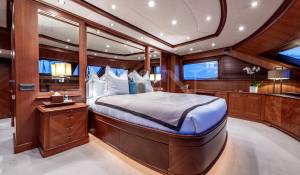 Charter Motor Yacht 
