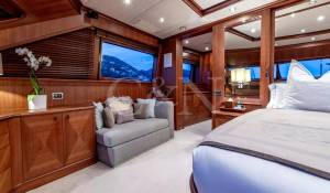 Charter Motor Yacht 