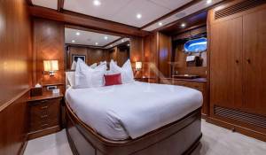 Charter Motor Yacht 
