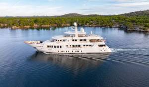 Charter Motor Yacht 