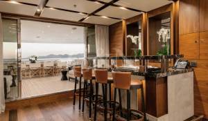 Charter Motor Yacht 