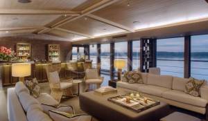 Charter Motor Yacht 
