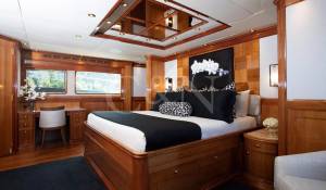 Charter Motor Yacht 