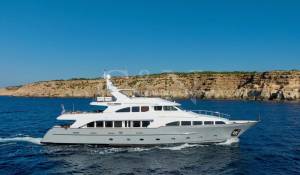 Charter Motor Yacht 
