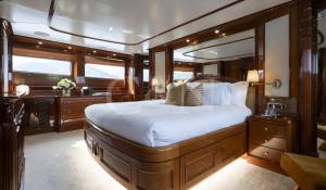 Charter Motor Yacht 