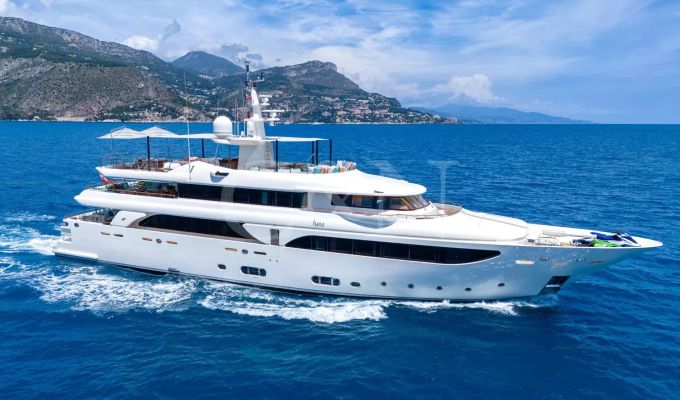 Charter Motor Yacht 