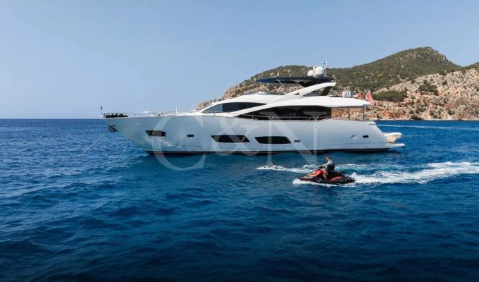 Charter Motor Yacht 