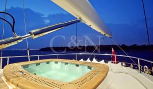 Charter Sailing Yacht 