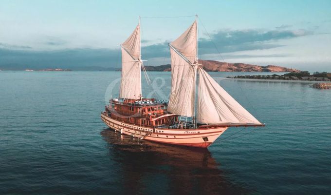 Charter Sailing Yacht 