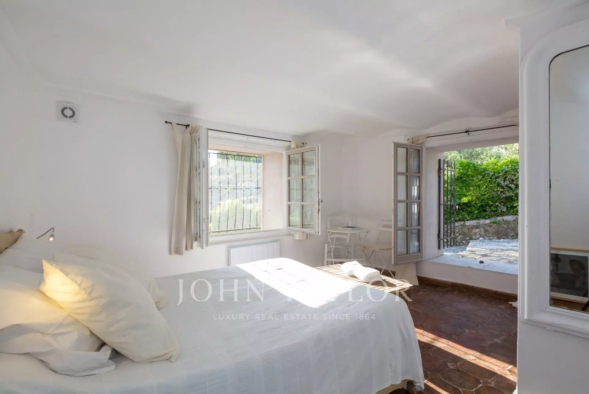 Ad Sale House SaintPauldeVence (06570), 3.0 Rooms refV2342CO