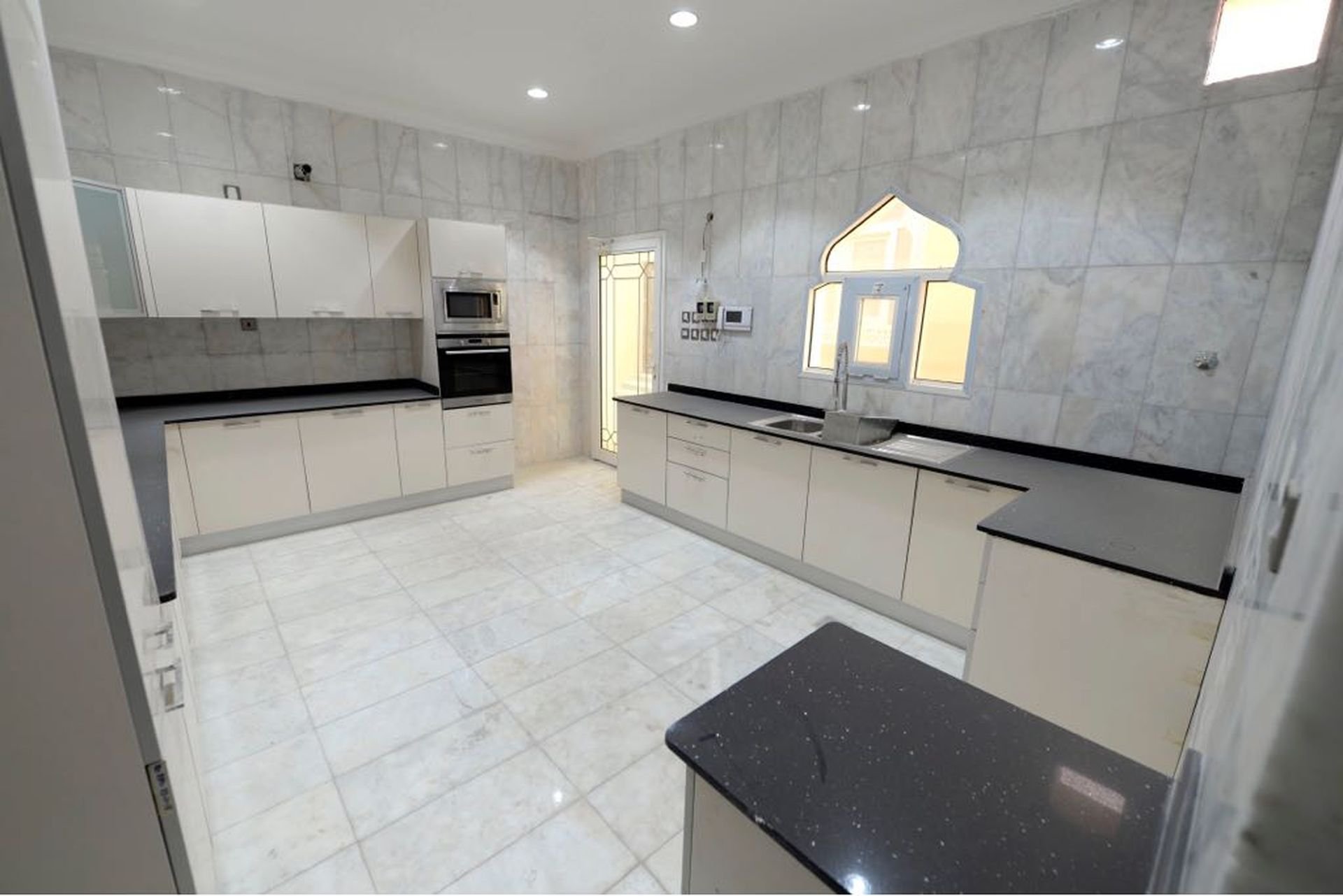 Ad Sale Villa Doha, 8 Rooms refV0031DA