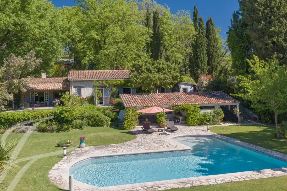 Charmante villa de plain-pied avec piscine — Opio